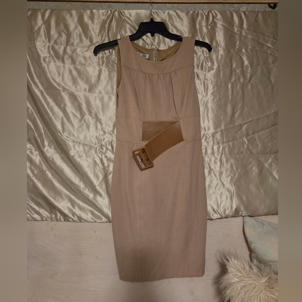 Kay Unger cocktail dress Tan in color darker shade on belt. Size 6